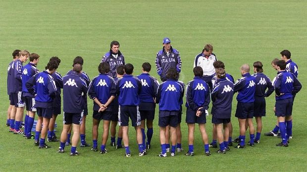 Dino Zoff menjadi pelatih timnas Italia di Piala Eropa 2002.