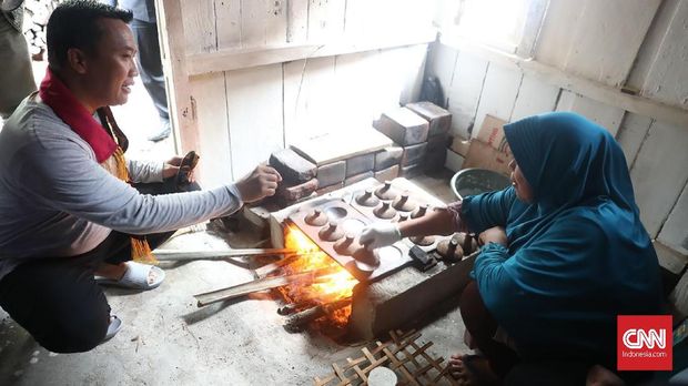 Dikawal Lumba-Lumba di Perairan Pulau Pisang