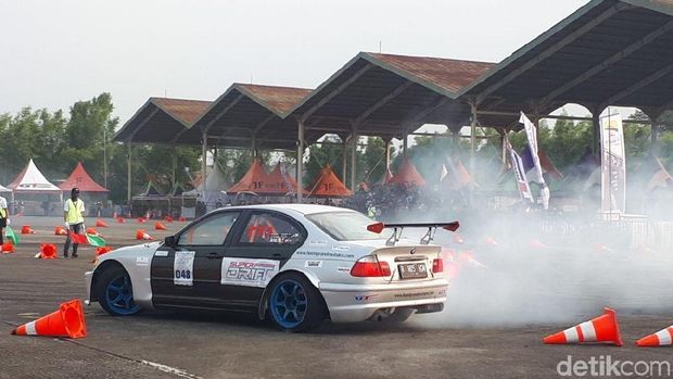 Mobil melakukan aksi drift di Kejurnas Drift 2018