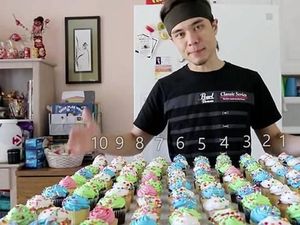 Tantangan Makan 125 Cupcakes dalam Waktu Kurang 10 Menit Tantangan Makan 125 Cupcakes dalam Waktu Kurang 10 Menit