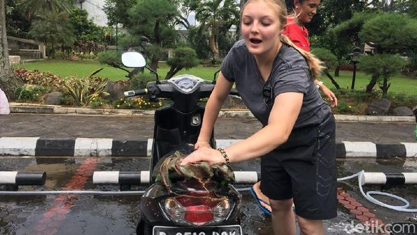 Potret Heboh Bule di Tebet Cuci Gratis Motor Pengendara