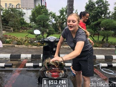 Potret Heboh Bule di Tebet Cuci Gratis Motor Pengendara
