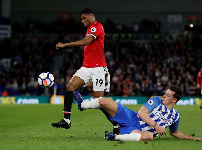 Soccer Football - Premier League - Brighton & Hove Albion v Manchester United - The American Express Community Stadium, Brighton, Britain - May 4, 2018   Manchester Uniteds Marcus Rashford in action with Brightons Lewis Dunk   Action Images via Reuters/Paul Childs    EDITORIAL USE ONLY. No use with unauthorized audio, video, data, fixture lists, club/league logos or 
