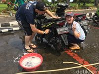 Bule tawarkan cuci motor gratis