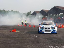 Aksi Drifter Bakar Ban Mobil Hibur Masyarakat Pondok Cabe