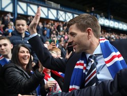Gerrard melambaikan tangannya ke arah penonton sebagai salam pertamanya di Ibrox. (Foto: Ian MacNicol/Getty Images)