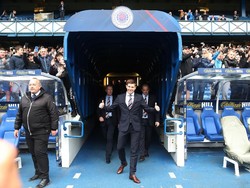 Setelah diperkenalkan direksi, Gerrard keluar menemui fans. Gerrard langsung memberi jempol kepada pewarta setelah menginjakkan kakinya untuk pertama kali di Stadion Ibrox sebagai manajer The Light Blues, julukan Rangers. (Foto: Ian MacNicol/Getty Images)