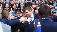 Gerrard menyalami fans Rangers. Selama empat tahun ke depan, Gerrard bakal butuh dukungan fans Rangers yang dikenal cukup fanatik. (Foto: Ian MacNicol/Getty Images)