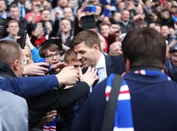 Gerrard menyalami fans Rangers. Selama empat tahun ke depan, Gerrard bakal butuh dukungan fans Rangers yang dikenal cukup fanatik. (Foto: Ian MacNicol/Getty Images)