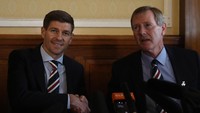Sah! Gerrard menjabat tangan pemilik Rangers Dave King usai menandatangani kontrak berdurasi empat musim di Stadion Ibrox, Glasgow, Jumat (4/5/2018). (Foto: Ian MacNicol/Getty Images)