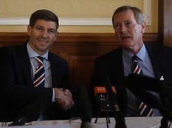 Sah! Gerrard menjabat tangan pemilik Rangers Dave King usai menandatangani kontrak berdurasi empat musim di Stadion Ibrox, Glasgow, Jumat (4/5/2018). (Foto: Ian MacNicol/Getty Images)