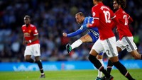 Brighton balas mengancam lewat tendangan keras Glenn Murray. David de Gea dengan susah payah menepis bola yang mengarah ke sisi kanan atasnya. (Foto: Eddie Keogh/REUTERS)