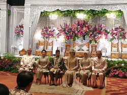 Ada-ada Saja Tingkah Lucu Raditya Dika di Pernikahannya