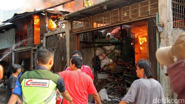 Si Jago Merah Lumat Lapak Barang Bekas di Dekat Stasiun Rajawali