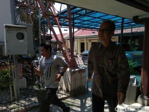 KPK Periksa Tersangka Gratifikasi Proyek di Dinas PUPR Mojokerto KPK Periksa Tersangka Gratifikasi Proyek di Dinas PUPR Mojokerto