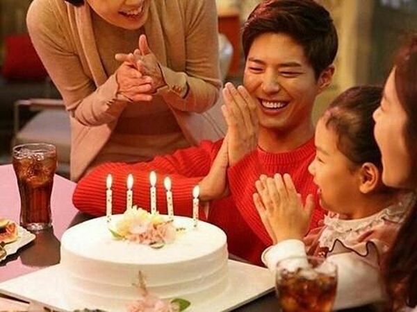 Ganteng dan Imut, Begini Loh 10 Gaya Park Bo Gum Saat Menyantap Makanan Enak