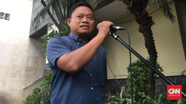 Djunaedi membantah telah ditekan karena tidak lanjutkan perkara kematian anaknya.