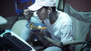 Gaya Makan Young Lex, Rapper Kontroversial yang Hobi Makan Jagung dan Pecel Ayam