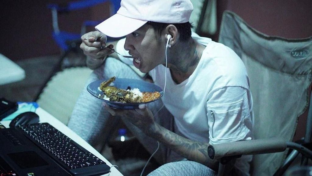 Gaya Makan Young Lex, Rapper Kontroversial yang Hobi Makan Jagung dan Pecel Ayam Gaya Makan Young Lex, Rapper Kontroversial yang Hobi Makan Jagung dan Pecel Ayam