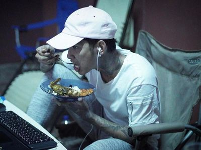 Gaya Makan Young Lex, Rapper Kontroversial yang Hobi Makan Jagung dan Pecel Ayam