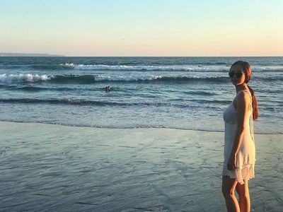 Main-main di Pantai Bersama Aura Kasih