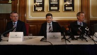 Rangers mengontrak Gerrard sebagai manajer. Begini momennya saat Gerrard diperkenalkan oleh managing director Rangers Stewart Robertson (kiri) dan pemilik Rangers Dave King (kanan). (Foto: Ian MacNicol/Getty Images)