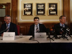Rangers mengontrak Gerrard sebagai manajer. Begini momennya saat Gerrard diperkenalkan oleh managing director Rangers Stewart Robertson (kiri) dan pemilik Rangers Dave King (kanan). (Foto: Ian MacNicol/Getty Images)