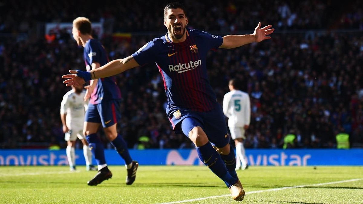 Striker Barcelona Luis Suarez merayakan golnya ke gawang Real Madrid di Santiago Bernabeu, 23 Desember 2017. (Foto: Denis Doyle/Getty Images)
