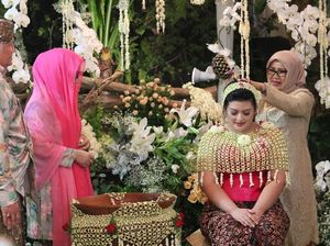 Foto: Momen Mufidah Kalla Hadiri Siraman Putri Mbak Tutut Foto: Momen Mufidah Kalla Hadiri Siraman Putri Mbak Tutut