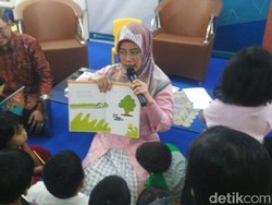 Asyiknya Istri Mendikbud Bacakan Fabel untuk Anak-anak PAUD