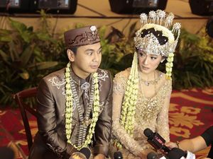 Posting Ini, Raditya Dika Pastikan Anissa Aziza Hamil? Posting Ini, Raditya Dika Pastikan Anissa Aziza Hamil?