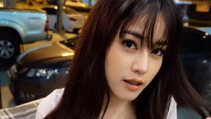 Terpikat Tukang Cukur Cantik dan Seksi yang Buat Pria Betah di Salon
