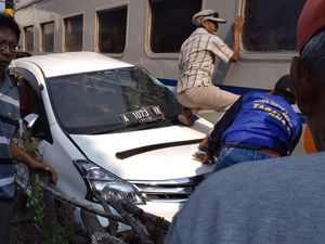 Mesin Mendadak Mati, Mobil Tertabrak Kereta di Cilegon