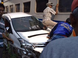 Mesin Mendadak Mati, Mobil Tertabrak Kereta di Cilegon