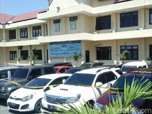 KPK Sita 15 Mobil dari Showroom Milik Kolega Bupati Mojokerto KPK Sita 15 Mobil dari Showroom Milik Kolega Bupati Mojokerto