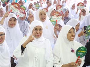 Hadiri Haflah Akhirussanah, Khofifah Ajak Warga Berselawat