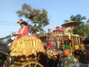 HUT Bertahta, Raja Surakarta Kirab Naik Kereta Buatan Tahun 1836