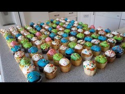 Keren! Mosaik Raksasa Ini Terbuat dari Cupcakes