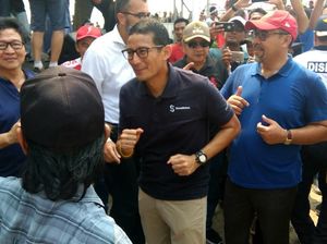 Sandiaga dan Susi Joget Bareng Nelayan di Pulau Tidung