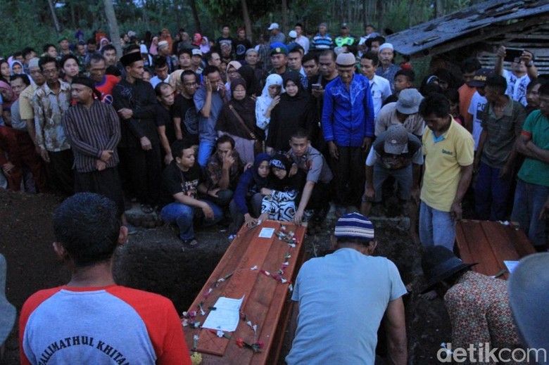 Ayah-Anak Korban Kebakaran Asrama Tentara Nasional Indonesia Kalteng Dikubur di Bandung