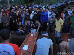 Ayah-Anak Korban Kebakaran Asrama TNI Kalteng Dikubur di Bandung