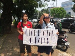 Heboh Aksi Bule Cuci Motor Gratis di Tebet