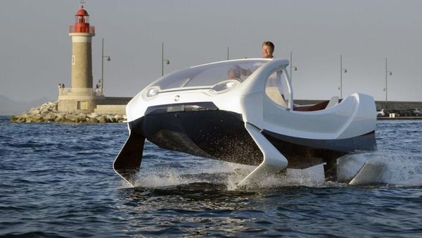 Hindari Macet, Mobil Ini Melaju Kencang di Atas Air