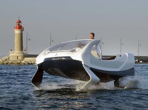 Hindari Macet, Mobil Ini Melaju Kencang di Atas Air