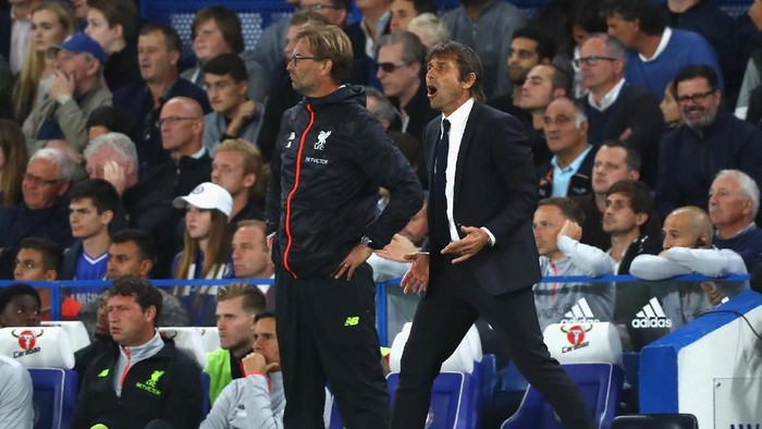 LONDON, ENGLAND - SEPTEMBER 16: Antonio Conte, Manager of Chelsea and Jurgen Klopp, Manager of Liverpool look on from the touchline during the Premier League match between Chelsea and Liverpool at Stamford Bridge on September 16, 2016 in London, England.  (Photo by Clive Rose/Getty Images)