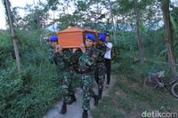 Ayah-Anak Korban Kebakaran Asrama Tentara Nasional Indonesia Kalteng Dikubur di Bandung