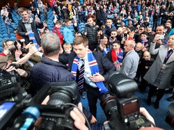 Sambutan meriah diberikan fans Rangers kepada sosok yang mengantar Liverpool menjuarai Liga Champions musim 2005 itu. (Foto: Scott Heppel/Reuters)