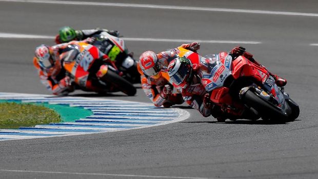 Jorge Lorenzo sempat berada di posisi terdepan sebelum disalip Marc Marquez. (