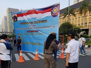 Satpol PP Beri Kaus Pelapis ke Peserta CFD #2019GantiPresiden Satpol PP Beri Kaus Pelapis ke Peserta CFD #2019GantiPresiden