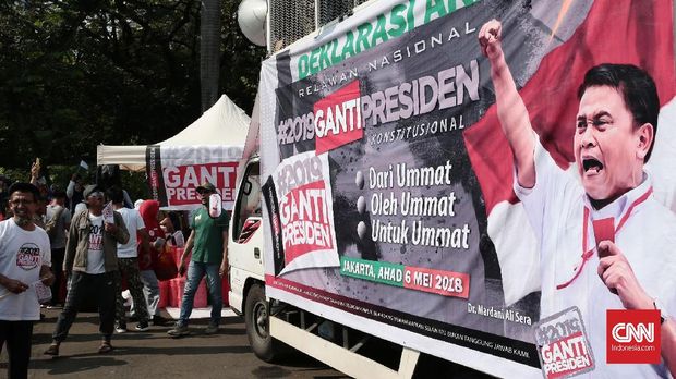 Politikus PKS Mardani Ali Sera dalam spanduk deklarasi #2019GantiPresiden, di kawasan Patung Kuda, Jakarta, 6 Mei.